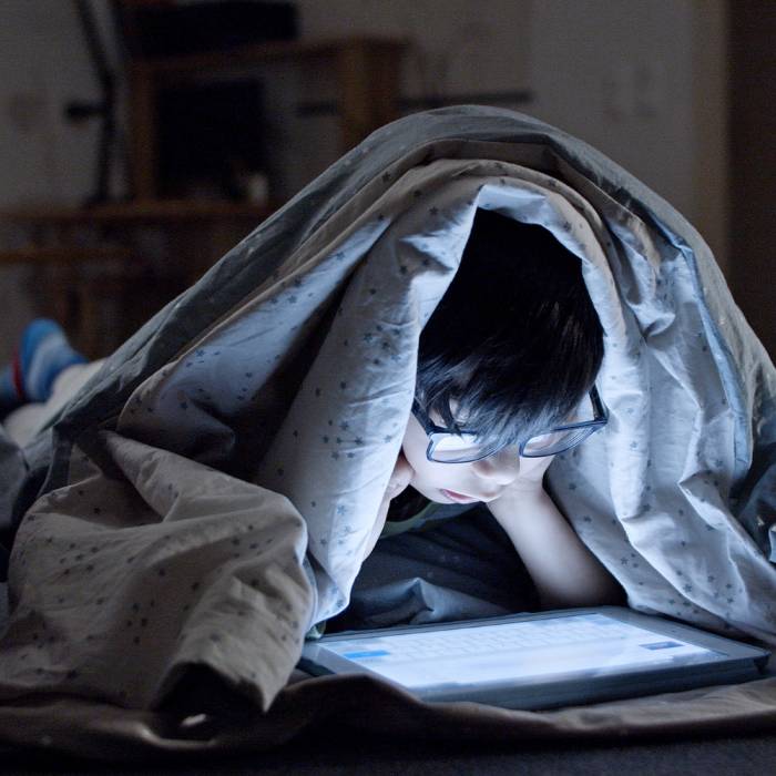 تأثیر تلفن همراه بر بی‌خوابی و اختلال خواب در کودکان